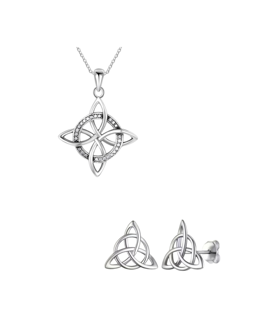 ANDRUM smyckeset i 925 silver – halsband med keltisk knutpendel och matchande triquetra-örhängen mot vit bakgrund.