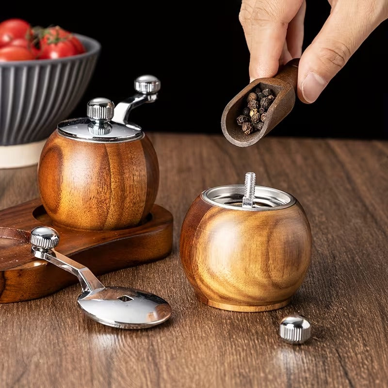 NATURSMAK – Salt- och pepparkvarn i trä med bricka